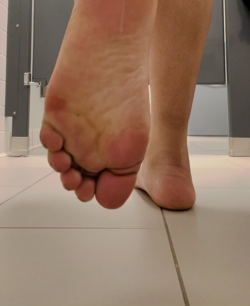 MelanatedSize14's tweet photo. #findom #footdom  #dirtyfeet #sweatyfeet #onlyfans #footworship #finsub #cashslave #cashmaster #finslave #follow https://t.co/8fC1LBHEaC