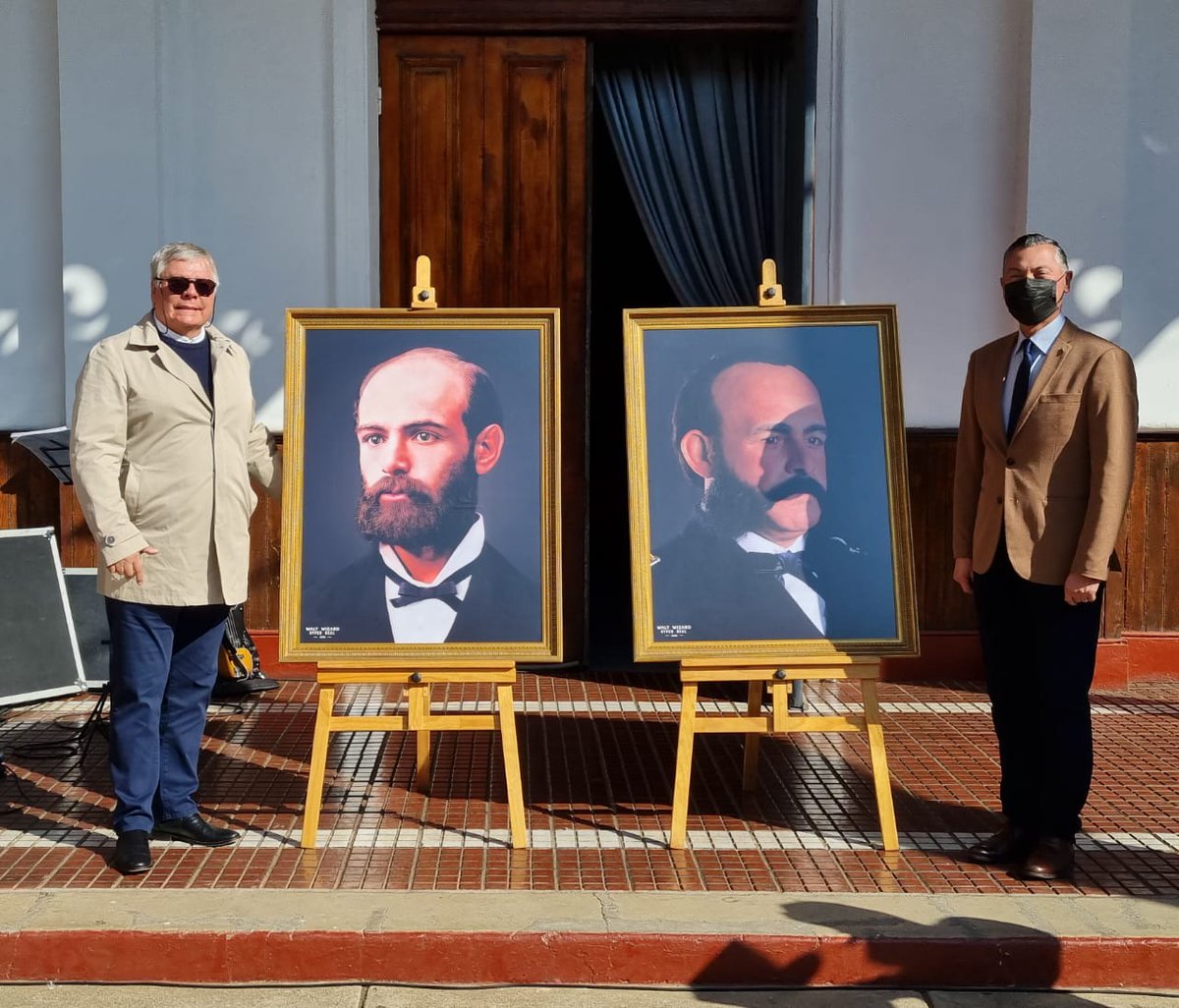 museomaritimocl's tweet photo. Ramón Montoya, en representación del artista peruano Walt Wizard hizo entrega en donación al Director del @museomaritimocl de dos obras hiperrealistas que retratan la figura del comandante Arturo Prat y del almirante Miguel Grau.
#waltwizard #DíaDelPatrimonio #Patrimonios https://t.co/r7GaunC7c7