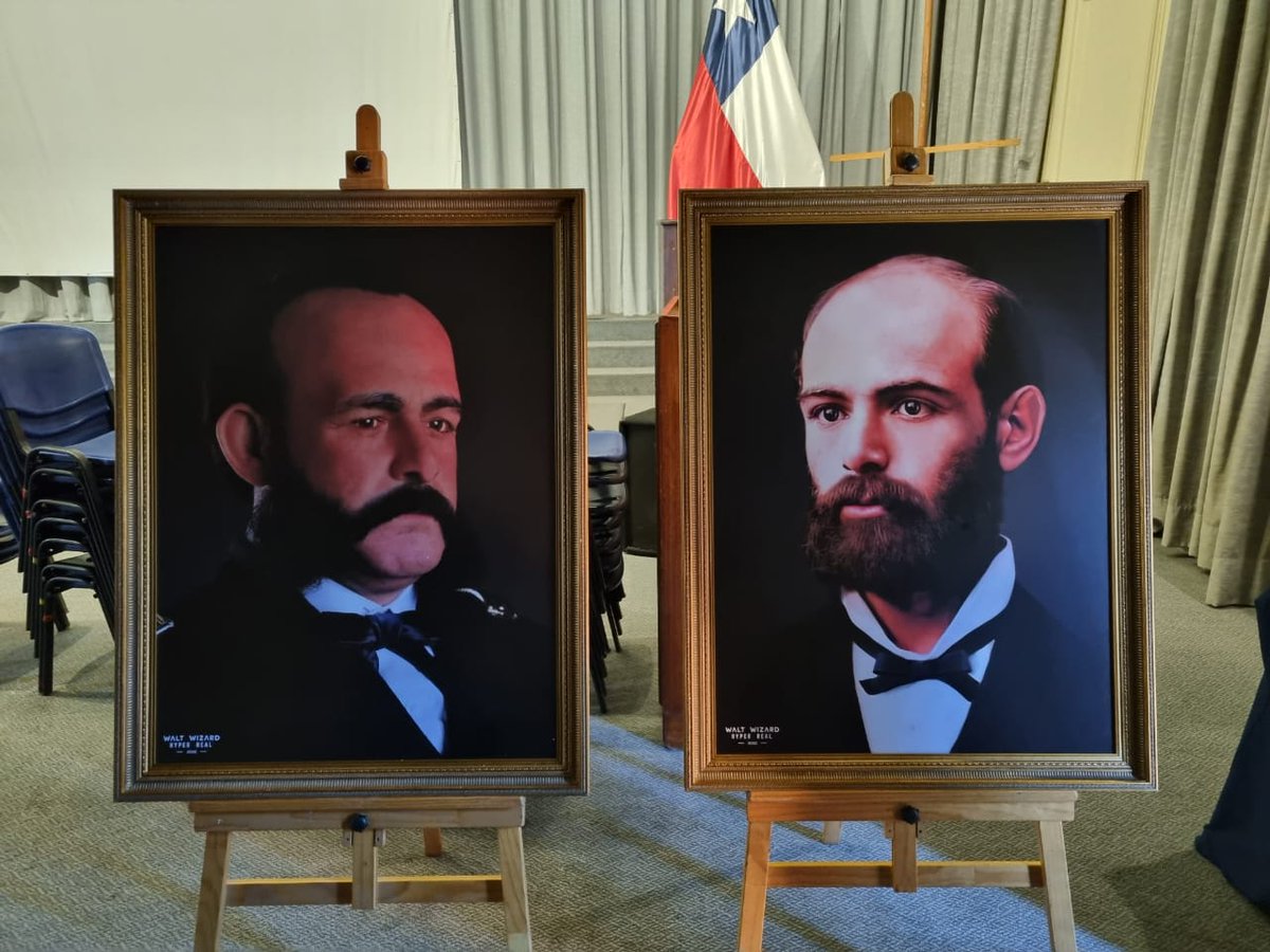 museomaritimocl's tweet photo. Ramón Montoya, en representación del artista peruano Walt Wizard hizo entrega en donación al Director del @museomaritimocl de dos obras hiperrealistas que retratan la figura del comandante Arturo Prat y del almirante Miguel Grau.
#waltwizard #DíaDelPatrimonio #Patrimonios https://t.co/r7GaunC7c7