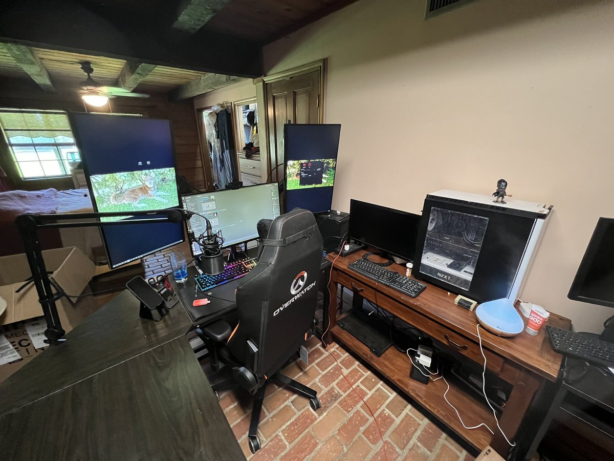 mellow_messiah's tweet photo. Back to streaming this week, almost all set up and settled in the new house 🥹🫰🏼 https://t.co/1AmgOJQJ5S