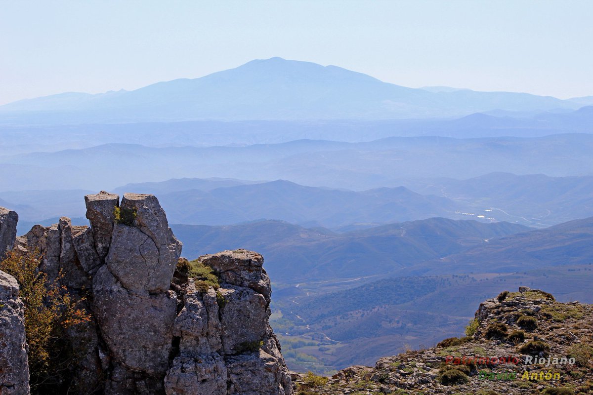 PatrimonioRioja's tweet photo. De hermano a hermano, de Peña Isasa al Moncayo. ⛰️⛰️ Montes de La Rioja ⛰️⛰️ https://t.co/4c7CUZzKKD