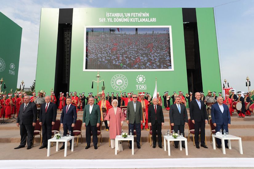 MHP_Bilgi's tweet photo. Cumhurbaşkanımız Sayın Recep Tayyip ERDOĞAN ve Genel Başkanımız Sayın Devlet BAHÇELİ, “İstanbul'un Fethi’nin 569. Yıl Dönümü Programı ve Atatürk Havalimanı Millet Bahçesi Fidan Dikim Töreni”ne Katıldılar. https://t.co/koNLOTv3Je