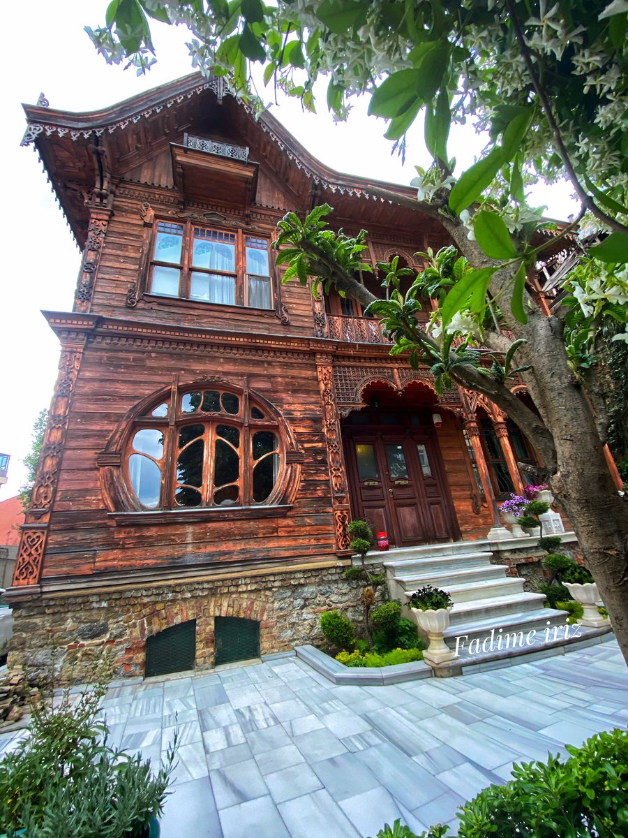 fadimeiriz's tweet photo. İstanbul’un en güzel ahşap yapısından biri Güllü Köşk. https://t.co/0tfGDCaMXN
