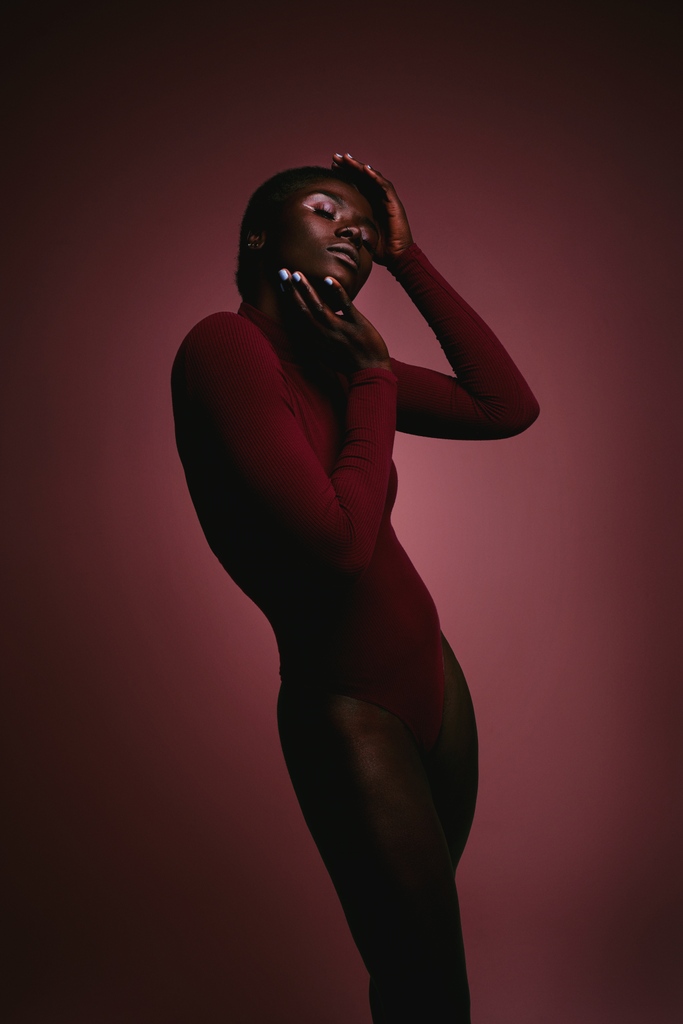 elmererana's tweet photo. Sumayyah getting in some shapely posing work #instudio #portrait #photography #model #yyc #matchingcolors https://t.co/rLopsVZJH2