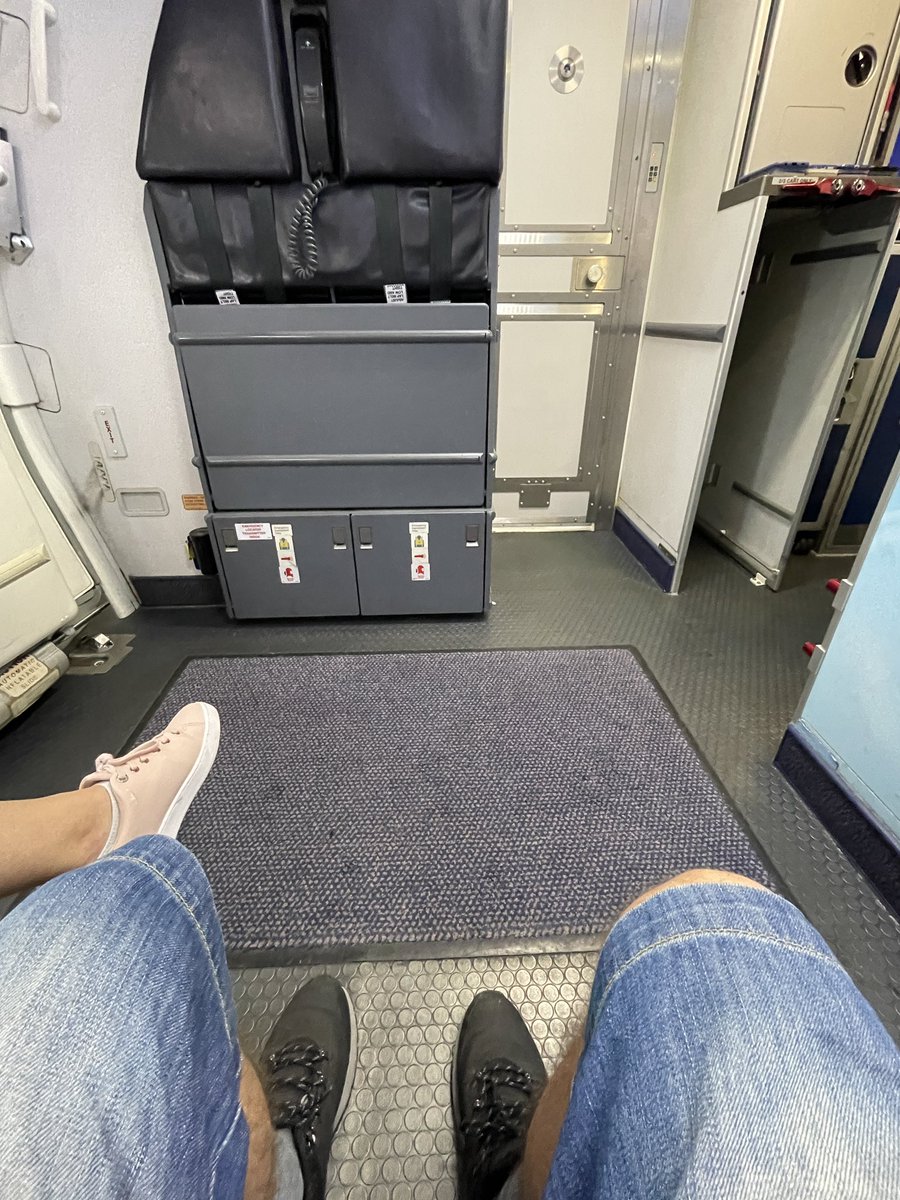 efrikio's tweet photo. Tengo el asiento 1A! Años y años de simuladores de vuelo me han preparado para esto: soy el primer sustituto en el banquillo!! #Fingercrossing https://t.co/RVqDqj82ja