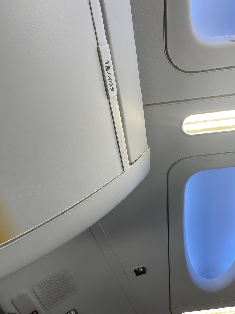 efrikio's tweet photo. Tengo el asiento 1A! Años y años de simuladores de vuelo me han preparado para esto: soy el primer sustituto en el banquillo!! #Fingercrossing https://t.co/RVqDqj82ja