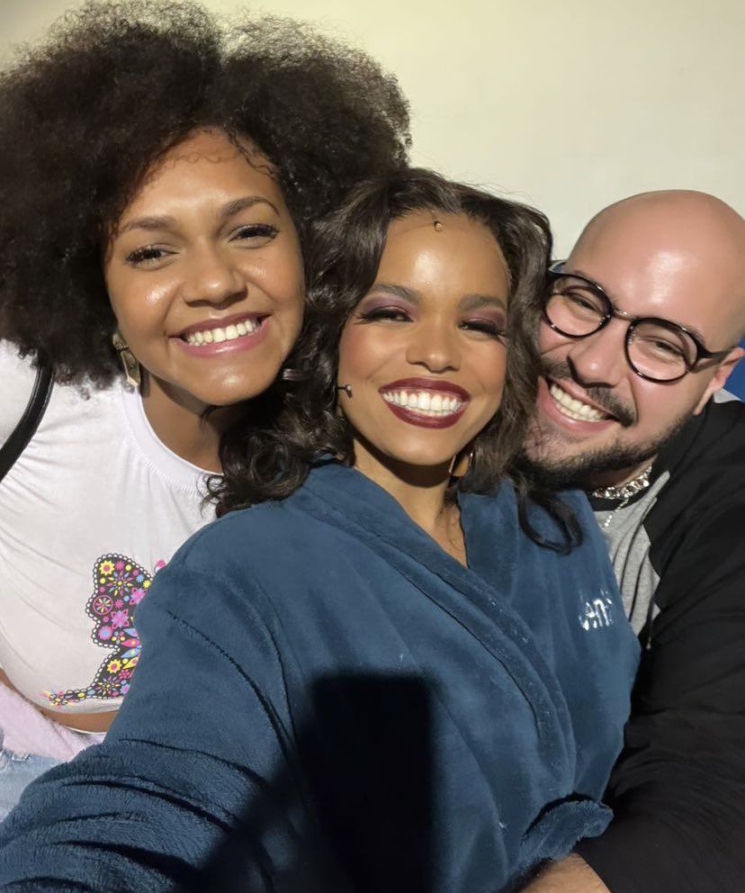 Jessi ontem com Jeniffer e Tiago.