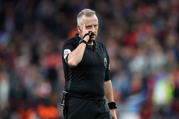 HAMM8R's tweet photo. Notts Forest vs. Huddesfield - Jon Moss is the Man of the Match as he failed to give Huddesfield 2 penalty shouts in the 2nd half, 1 was stonewall!!!
#jonmoss #HuddersfieldTown #HUDFOR #Var #cheat #fixed #FA https://t.co/X9VI55ZFOs