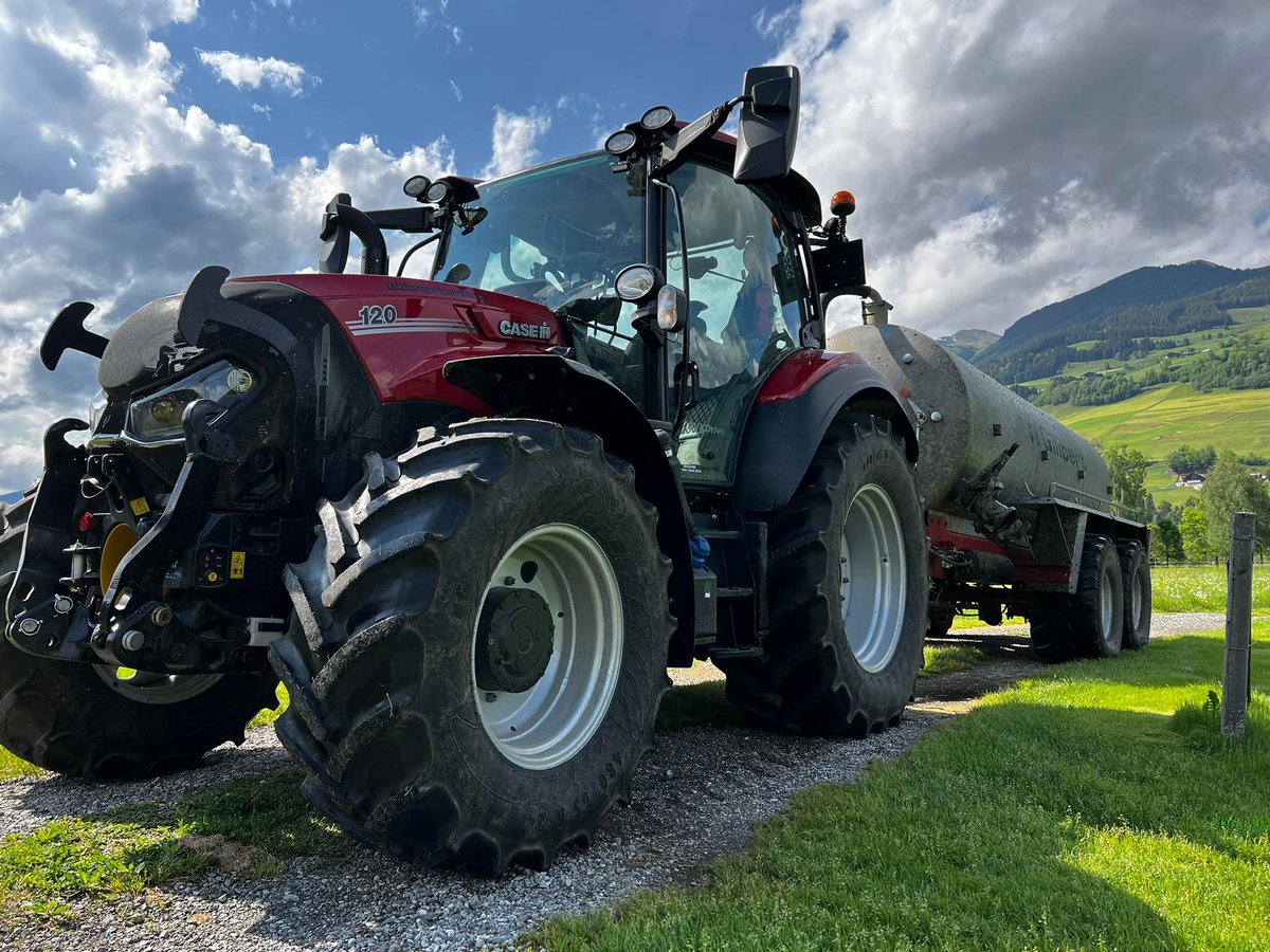 profiMagazin's tweet photo. Güllefahren mit einem #Case IH Vestrum 120 und #Gilibert Fass. https://t.co/RzeVVC6mJg