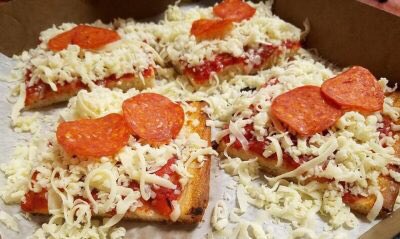 RegionalUSFood's tweet photo. Ohio Valley-style pizza https://t.co/kXrboLioUN