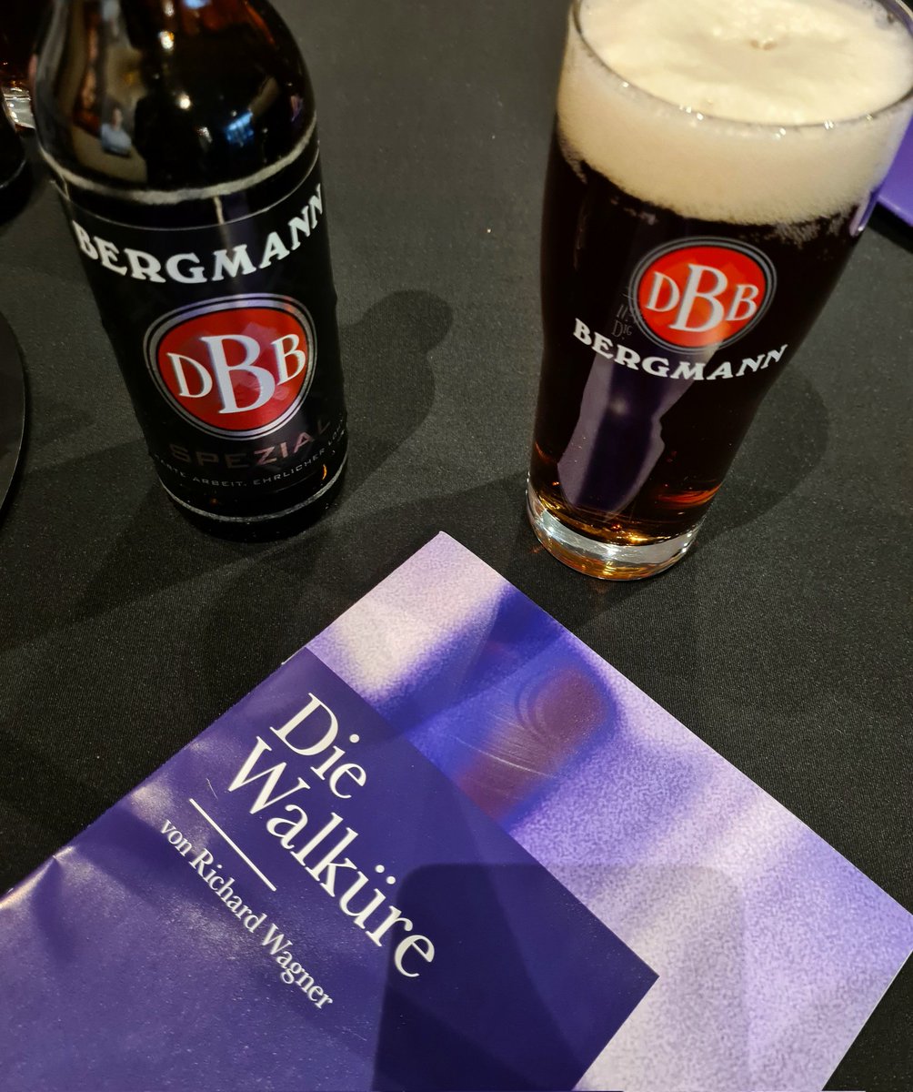 Opernjunkie's tweet photo. Im zweiten Aufzug taugt die geschändete Weltesche immerhin noch als Minibar...es hätte sie schlimmer treffen können 🍺 #InterOpernLandbier #Walküre #OperDortmund https://t.co/flIz86a7j0