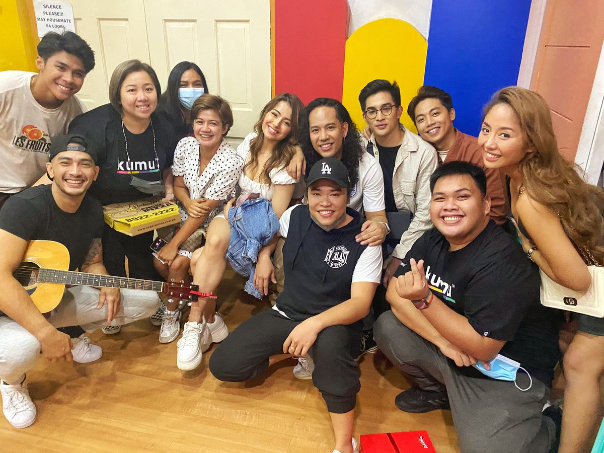willenito's tweet photo. The kumu team with the PBB Housemates. 💙
@zachrguerrero @EianRances @BenedixRamos @SamBer_Official @AlyssaValdez2 @jordz_andrews @Tjvalderrama @Karen_Bordador @ComalingMV @JohnAdajar1 https://t.co/r4abMFBDA1