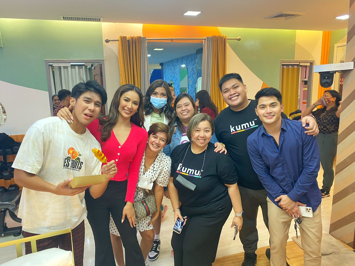 willenito's tweet photo. The kumu team with the PBB Housemates. 💙
@zachrguerrero @EianRances @BenedixRamos @SamBer_Official @AlyssaValdez2 @jordz_andrews @Tjvalderrama @Karen_Bordador @ComalingMV @JohnAdajar1 https://t.co/r4abMFBDA1