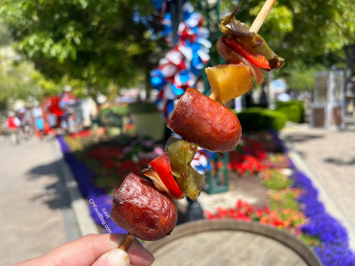 CGAFoodBlog's tweet image. Get ya weekend runnin’. Red, White &amp;amp; Brews Sausage Skewer (Smoked Sausage, Pineapple, Peppers) at #CAGreatAmerica

Info: cpfoodblog.com/2022-californi…