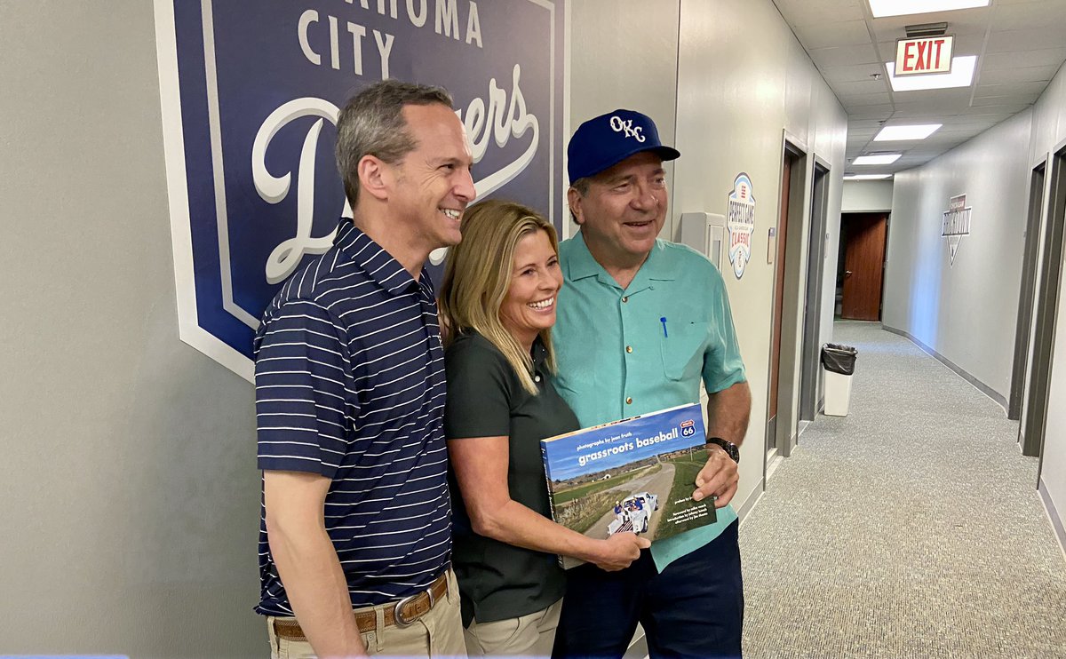 azfreedman's tweet image. A trio of greats at Chickasaw Bricktown Ballpark today! The legendary Johnny Bench along with @Jeff_Idelson and @jeanfruth here to sign copies of their new book about @grassrootsbb on Route 66.