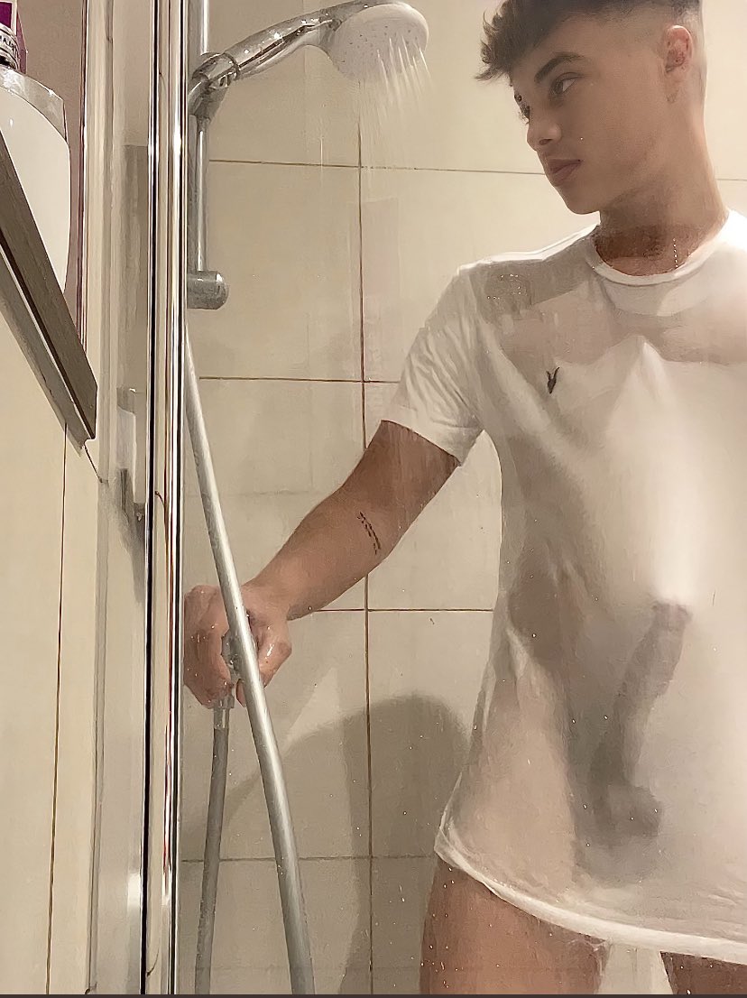 leedsladcd's tweet photo. Rt for me to take my wet top off;) https://t.co/DDCzHupj1h