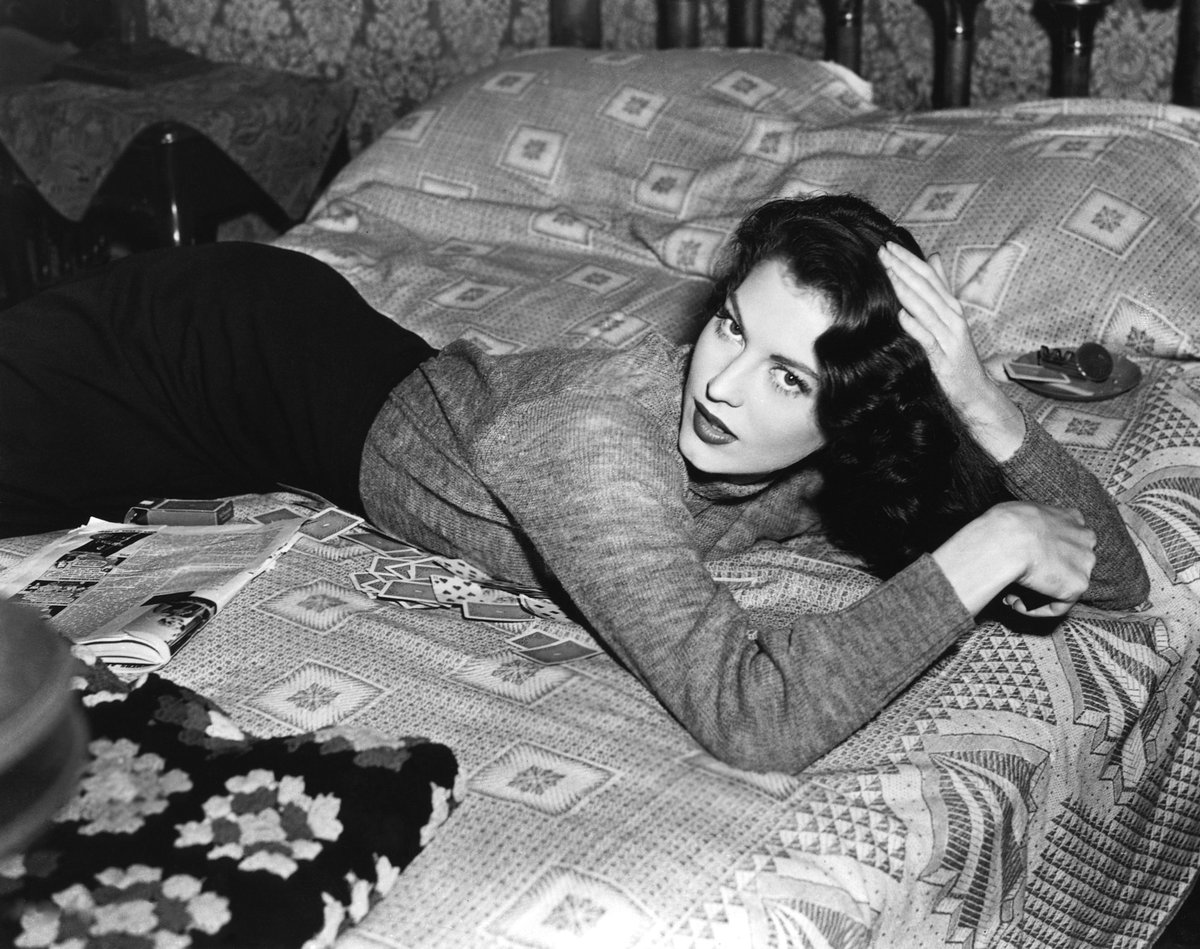 ClassicHC's tweet image. Sunday is for lounging in bed #SundayFunday 
Pictured: Ava Garner, Jane Greer, Lucille Ball and Desi Arnaz and James Dean.