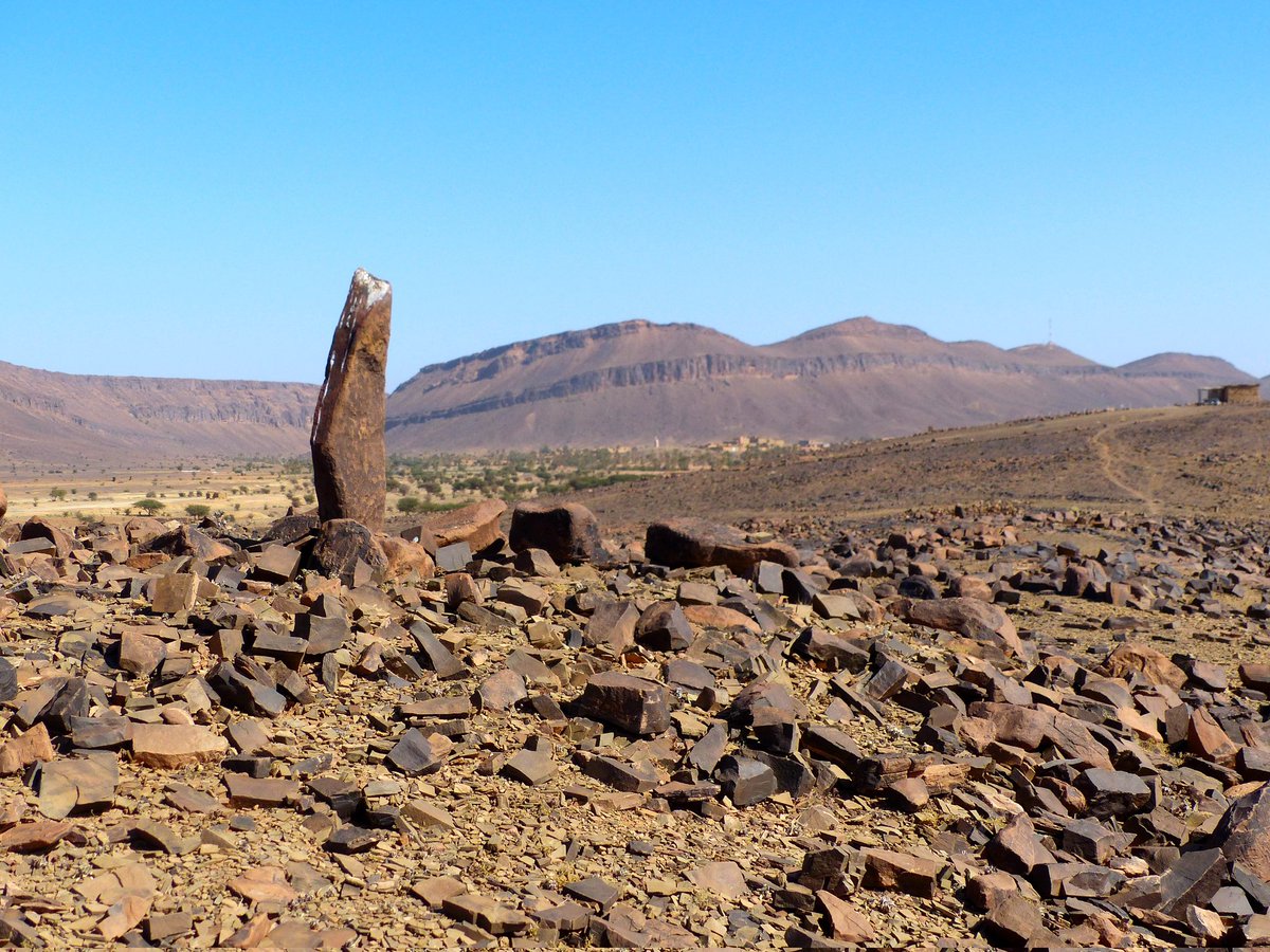 Tuftry's tweet photo. @mustaphaqadery On dirait que c'est une pierre qui avait servi à faire un 
Tumulus comme celui du vallée du Draa ou cromlech de M'zora... https://t.co/dNllaB0ctd