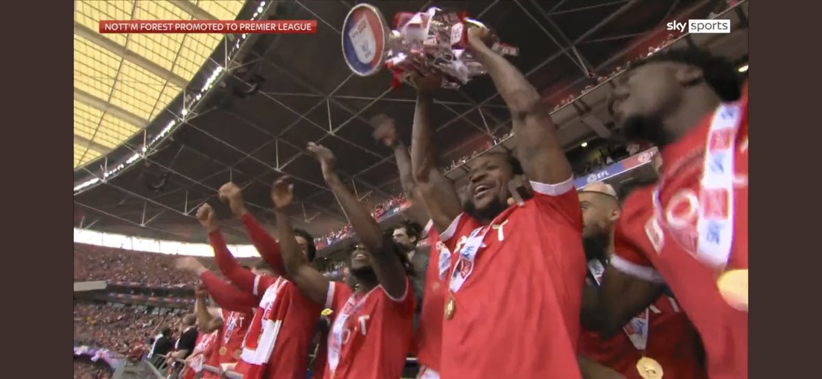 BigB0ng13's tweet photo. The moment my bong dreams came true #forestgoingup #onlyonebong #NFFC https://t.co/Tx0xfoBiDs