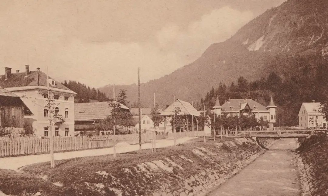 Das heutige Bild führt uns nach #Nötsch/Čajna. Das Gebäude im Hintergrund beherbergt nun neben der Mühle und Bäckerei #Wiegele auch das Museum des Nötscher Kreises.  Ein kulinarisches und kulturelles Schmankerl im #Gailtal! 
 #NötscherKreis #gailtalerzeitbilder #Kärnten #Koroška