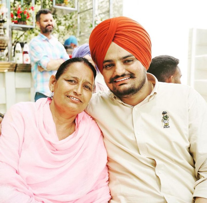 zyam_ii's tweet photo. The smile of his mother make me cry 😭 Aik maa ka dukh jis ny 9 mahiny pait mai pala aur Baap jis ny chalna sikhaya . En sy zyada dukh kis ko hoga 🤧 We lost a Gem today 💔 #sidhumoosewala Asia's biggest punjabi singer and a great Politician 💔 https://t.co/Pclm6iV77w