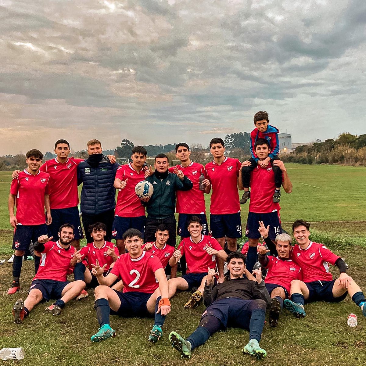 Rentistas_U's tweet photo. • ¡𝐄𝐒𝐓𝐄 𝐄𝐒 𝐄𝐋 𝐂𝐀𝐌𝐈𝐍𝐎! 🪓

Gran fin de semana en todas las categorías de fútbol para seguir en carrera y lograr los objetivos qué hay por delante ⚔️

#𝐌𝐀𝐒𝐐𝐔𝐄𝐔𝐍𝐂𝐋𝐔𝐁𝐔𝐍𝐀𝐅𝐀𝐌𝐈𝐋𝐈𝐀 ❤️🤍 https://t.co/iH3c7Cl0q6