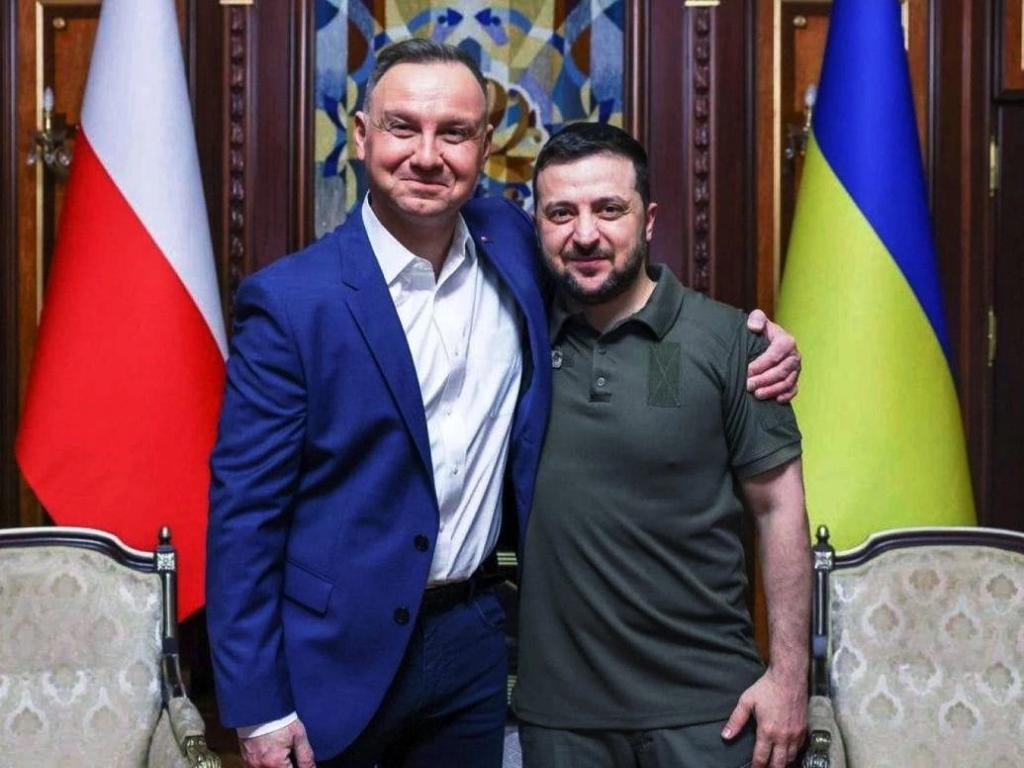 N62965841's tweet photo. Найдите в двух картинках 7 отличий! 🤔😂 https://t.co/Xz2Mpku2fB