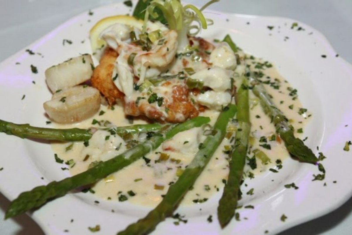 benedettoslolfl's tweet photo. You'll never forget your first bite of grouper bianca. 😚 #Benedettos #FloridaSeafood #FarmerBen #catering #ItalianCuisine #FloridaFresh https://t.co/bEykasnpa0