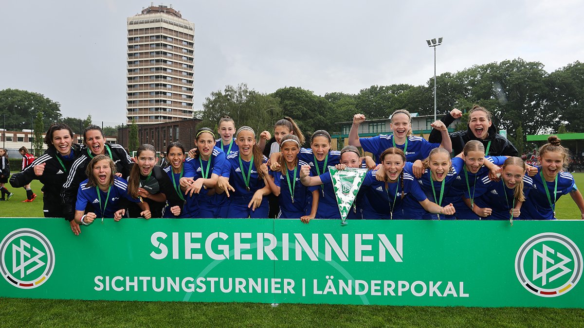 BFV_Medien's tweet photo. Da ist das Ding‼️ Unsere U14-Juniorinnen-#Bayernauswahl hat den @DFB-Länderpokal 🏆 an der Sportschule #Wedau gewonnen! Herzlichen Glückwunsch, Mädels! https://t.co/cBG2KTEO87