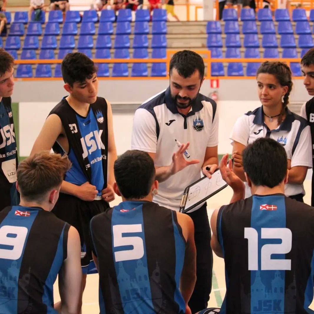 Nuestro Junior Provincial se ha proclamado subcampeón de Álava tras caer en la final por 47 - 52 ante Araberri.

En la F4 disputada en Llodio los nuestros consiguieron ayer el pase a la final ante Urgatzi por 8 puntos.

¡Gran temporada la disputada por nuestros jugadores y staff!