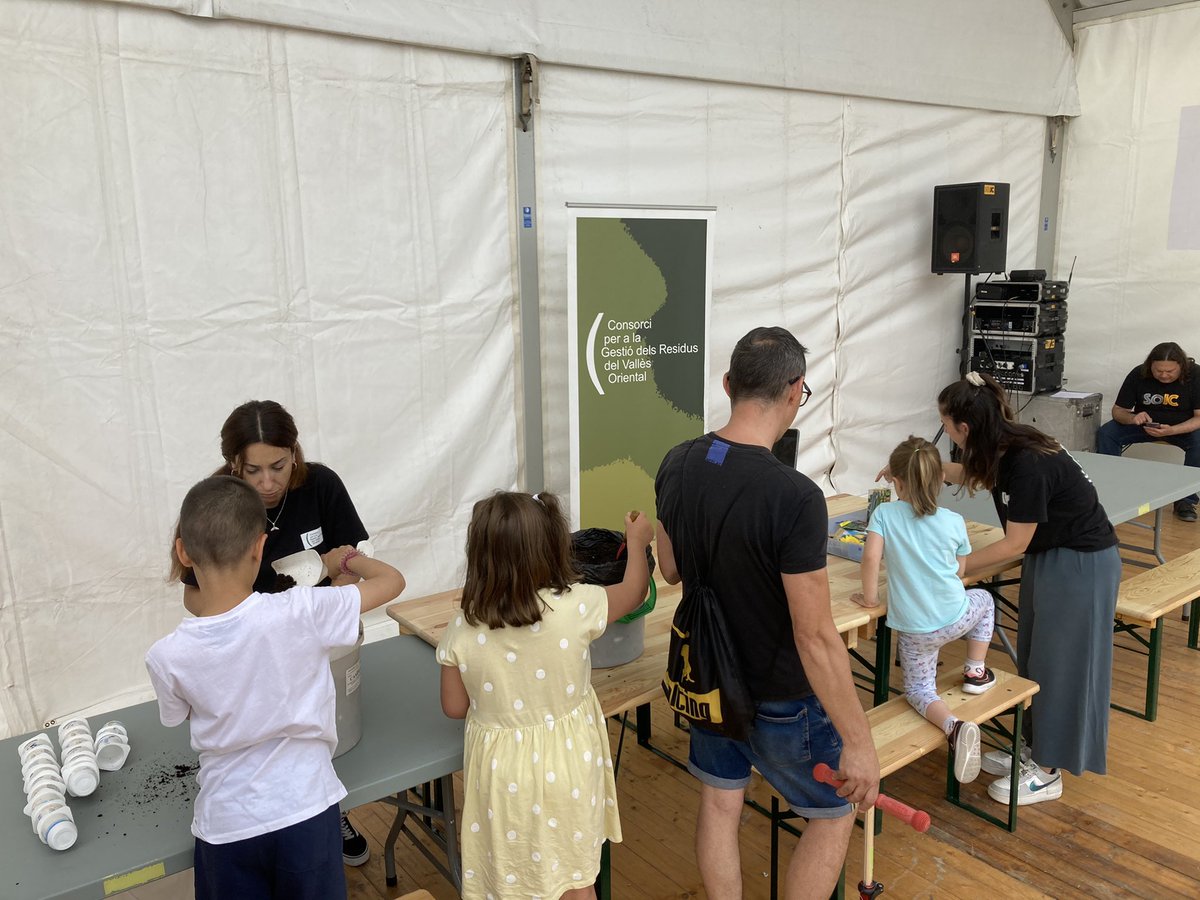 cresidusvo's tweet photo. Gràcies a tots i totes que heu visitat l’estand del @cresidusvo per conèixer els projecte #BioenergyVO i #BioVO i heu participat als nostres tallers en aquesta primera edició de la #FiraEVC de Granollers ♻️🌱👏🏼 https://t.co/IYwA1lyi8Z