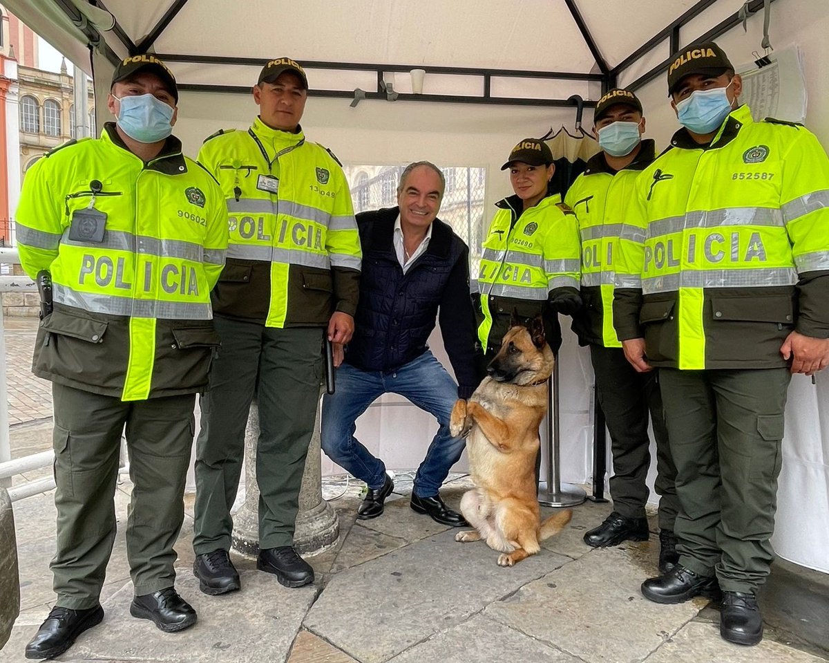 Agradecemos la presencia de los miembros de la #FuerzaPública <a href="/PoliciaColombia/">Policía de Colombia</a> <a href="/COL_EJERCITO/">Ejército Nacional de Colombia</a> en cada uno de los 102.500 puestos de votación en todo el país, que hacen posible la fiesta electoral 🇨🇴. ¡Gracias por garantizar la democracia en Colombia! 👍🏼