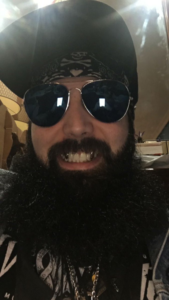 Dickstroyers's tweet photo. Qué tal os ha tratado el Domingo?
Os leo así 😬 #StayDog https://t.co/yiwmsKUjWc