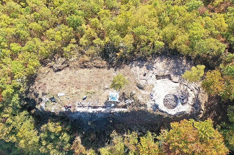 uzunalicm's tweet photo. Malo je poznato da je @certificirani, između svih uloga, imao i ulogu foto dokumentariste na arheološkom istraživanju srednjovjekovne utvrde Čajangrad, oktobra 2019. godine. 🤠⛏️ https://t.co/bBhunLlLiA