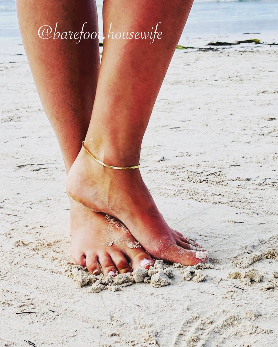 BarefootHouseWi's tweet photo. @Feetfinder https://t.co/8qQkU82GBk https://t.co/CW59asSWH8