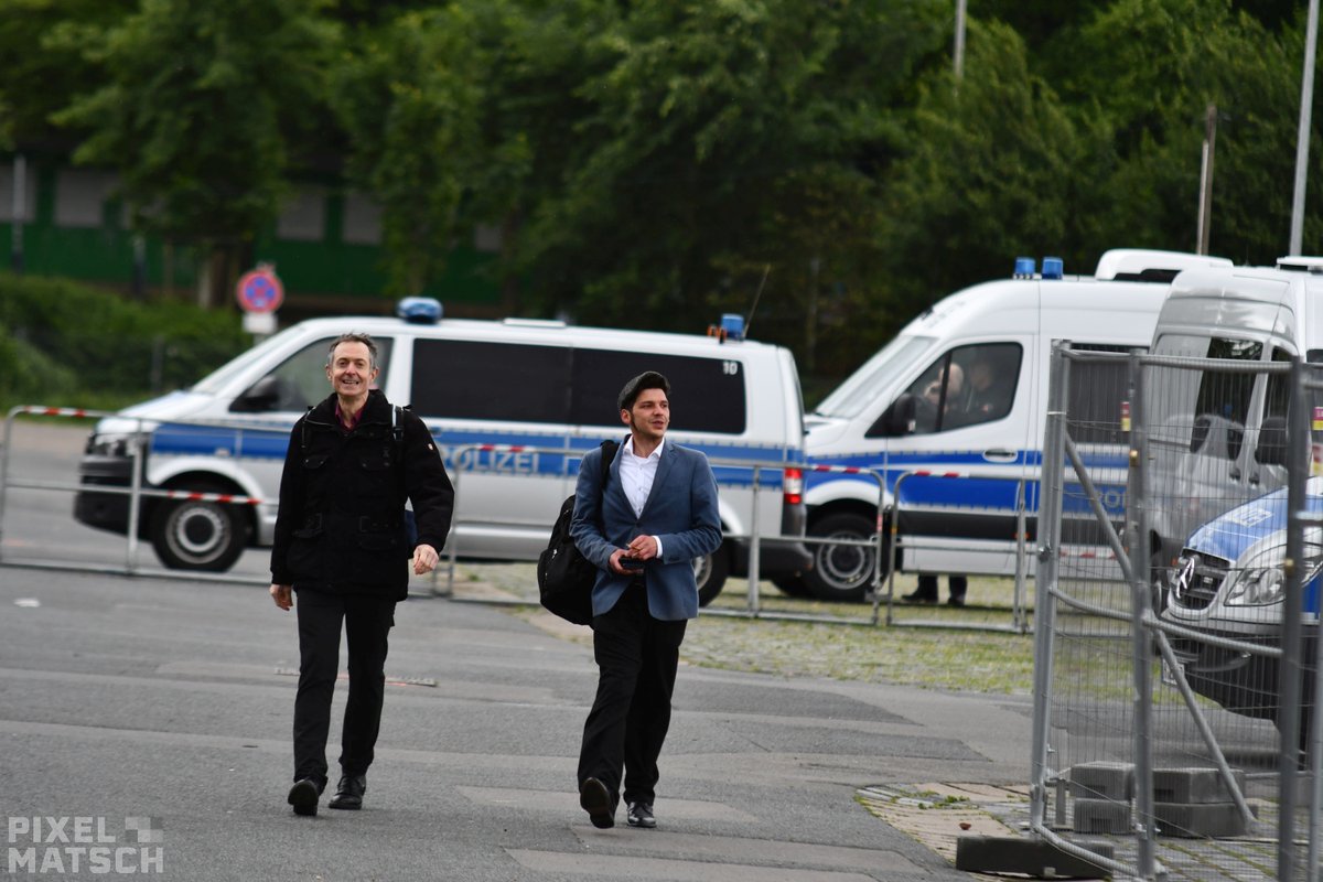 Pixel_Matsch's tweet photo. Am 28.05.2022fand auf dem #Schützenplatz in #Hannover der #Landesparteitag der #AfD #Niedersachsen statt. Etwa 300 Parteimitglieder folgten der Einladung des Vorstands. Unter anderem wurde Frank Rinck als neuer Parteivorsitzender gewählt.
Weitere Bilder: https://t.co/gi2L8mAjCZ https://t.co/zKs6ggYZkN