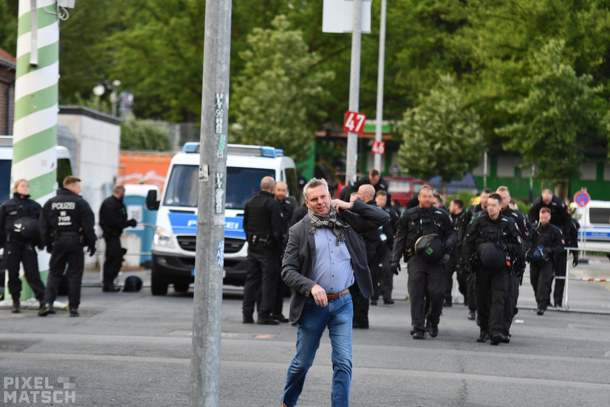 Pixel_Matsch's tweet photo. Am 28.05.2022fand auf dem #Schützenplatz in #Hannover der #Landesparteitag der #AfD #Niedersachsen statt. Etwa 300 Parteimitglieder folgten der Einladung des Vorstands. Unter anderem wurde Frank Rinck als neuer Parteivorsitzender gewählt.
Weitere Bilder: https://t.co/gi2L8mAjCZ https://t.co/zKs6ggYZkN