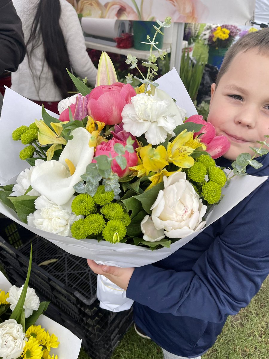 NicoleQualey's tweet photo. Goofing around at the puyallup farmers market with my boy! #momandsonlife #bestlife https://t.co/CGtZ1c2I8E