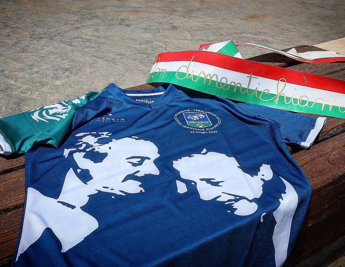 unionbrescia's tweet photo. 𝙉𝙤𝙣 𝙙𝙞𝙢𝙚𝙣𝙩𝙞𝙘𝙝𝙞𝙖𝙢𝙤 
❤️‍🩹🟢🔵

Una maglia pre match in memoria della #stragedicapaci 

Sarà indossata dai #LeonidelGarda allo stadio Barbera per mandare un messaggio di legalità, di unione nella lotta alla mafia, da Nord a Sud

💚💙🤝🏻💗🖤 #Cplayoff #CuordiLeoni https://t.co/FAzdY3tGyb