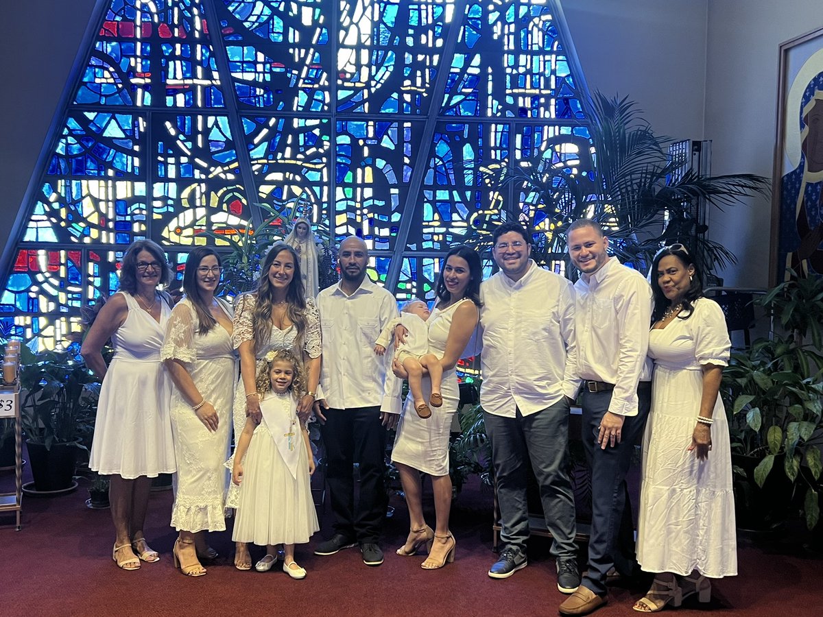 MARCIANOPHONE's tweet photo. Domingo de bautizo familia 🥰😍😘😛 https://t.co/DQJIQqYS91