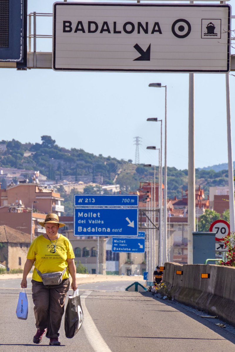 davidGferriz's tweet image. Per acabar el fil una altra imatge del @MartinGallego61 que crec que simbolitza el convenciment i la perseverança que han fet posible celebrar la 10a Diada de L’Educació de #Badalona a l’autopista C-31. Gent com la @martapocino que quan diu que farà una cosa, la fa! #Transformem