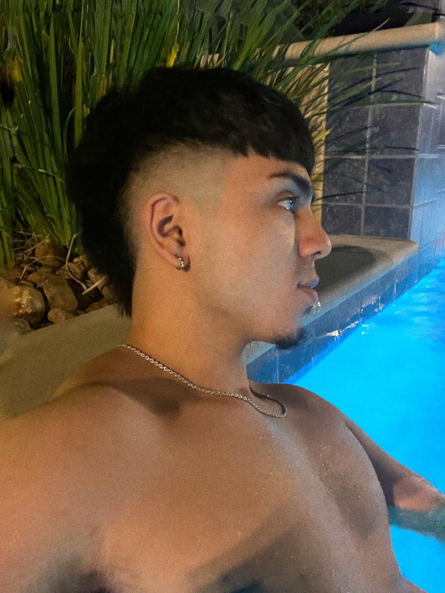 b7rev's tweet photo. this summer I’m staying in a pool https://t.co/cAolSppFbJ
