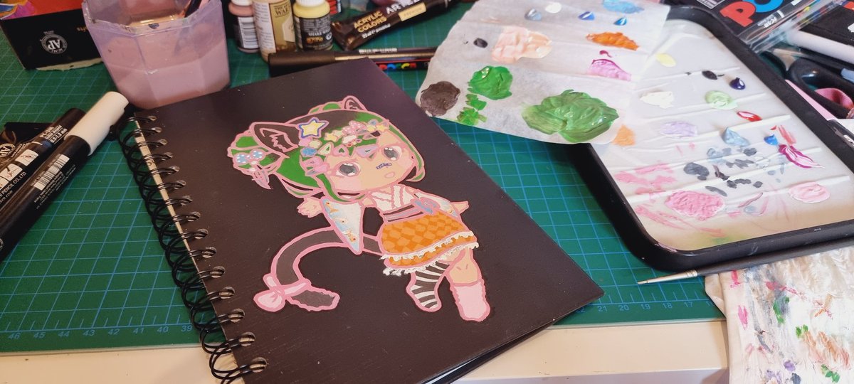 Narrenfeuer_'s tweet photo. Schon lange nichts mehr gepostet🙈 aktuell arbeite ich eher an ein paar Sachen für mich,vlt sollte ich die #Chibis mal posten.😂
Da ja Conventions wieder anfangen,hab ich mal ein neues #ConHon mit meinem #OC Erin gestaltet&amp; da ich das Ergebnis so mag,wollt ichs doch mal teilen.💖 https://t.co/OfSjsCQTUP