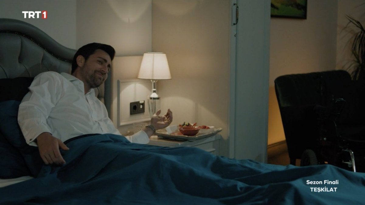 dulcelombrado's tweet photo. Serdar trying to propose is so cute 😭💗

#YeniBaşlıyoruz #ZehSer4ever https://t.co/eFVnSN2gWW