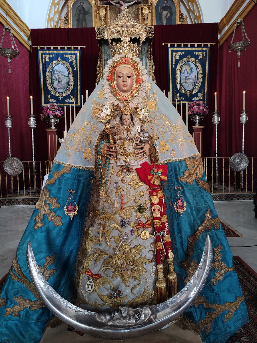 castilblanco24h's tweet photo. La Virgen de Escardiel Coronada se mantiene hasta este lunes en Veneración tras su Coronación Canónica ante el altar mayor de la Parroquia del Divino Salvador de Castilblanco de los Arroyos.

#Sevillahoy https://t.co/pSDy9QDxm5