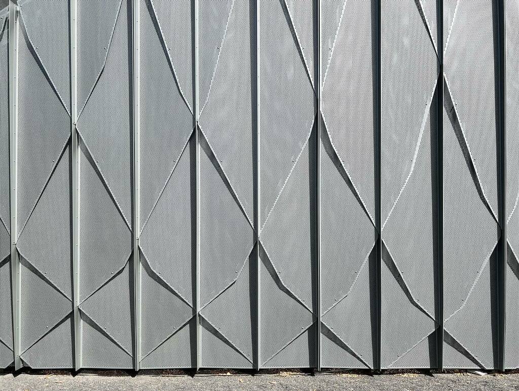 Layered aluminum perf facade at <a href="/sitesantafe/">SITE SANTA FE</a> by <a href="/shoparchitects/">SHoP</a>, 2017.

#strangedetails #architectuere #santafe #newmexico ift.tt/72kh0oA