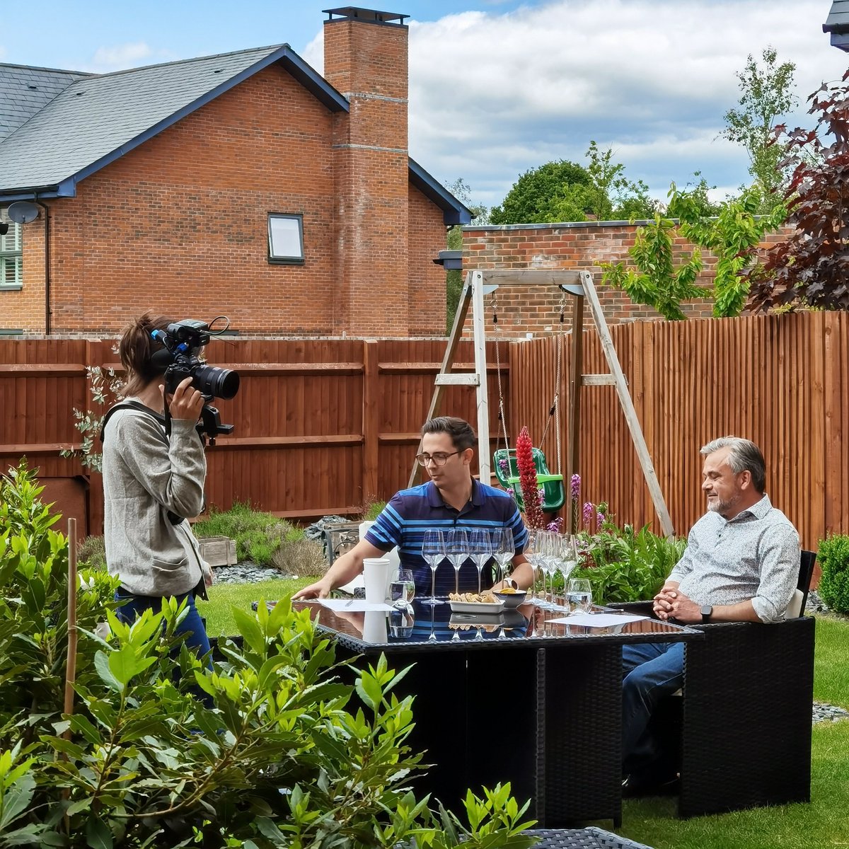 It's been a busy weekend, beginning with a playful #Champagne vs #EnglishSparkling tasting, filmed in my back garden for <a href="/ARTEfr/">ARTE</a>. We tasted <a href="/BrideValleyWine/">Bride Valley Vineyard</a> and <a href="/AlburyVineyard/">Albury Vineyard</a>