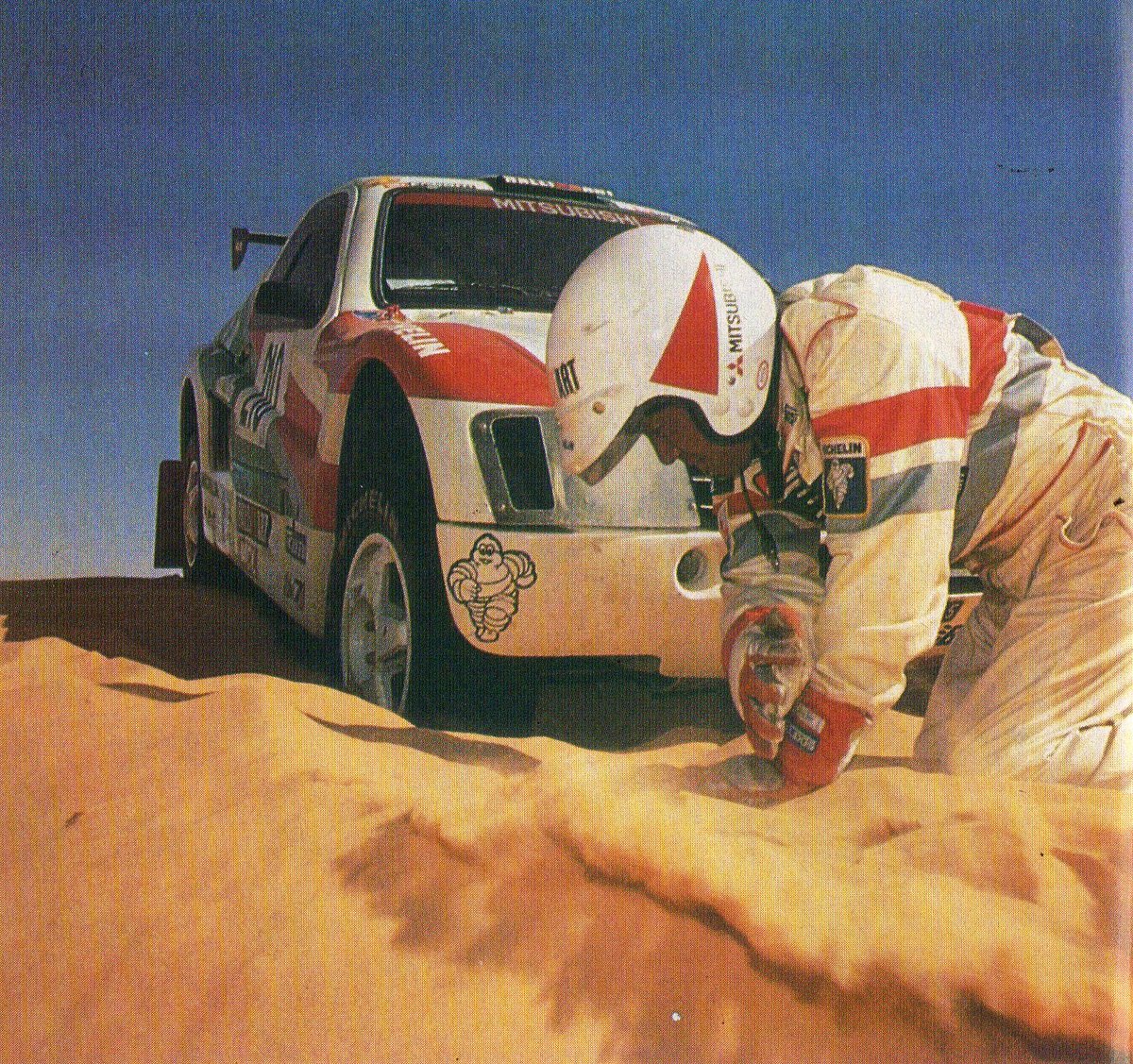 Pasiontuerca's tweet photo. El Japones Kenjiro Shinozuka tratando de sacar a su Mitsubishi Montero de incomoda posicion , Dakar 1994 https://t.co/i0Ik17Mg3N