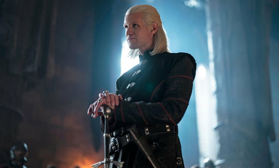 UniversoCTarga_'s tweet photo. "Os Targaryen eram diferentes. Bastava um homem olhar para saber que eles não eram como os outros homens; seus olhos, seus cabelos, seu porte, todos proclamavam suas diferenças. E eles voavam em dragões. #HouseoftheDragon https://t.co/jpqxo9tGh2