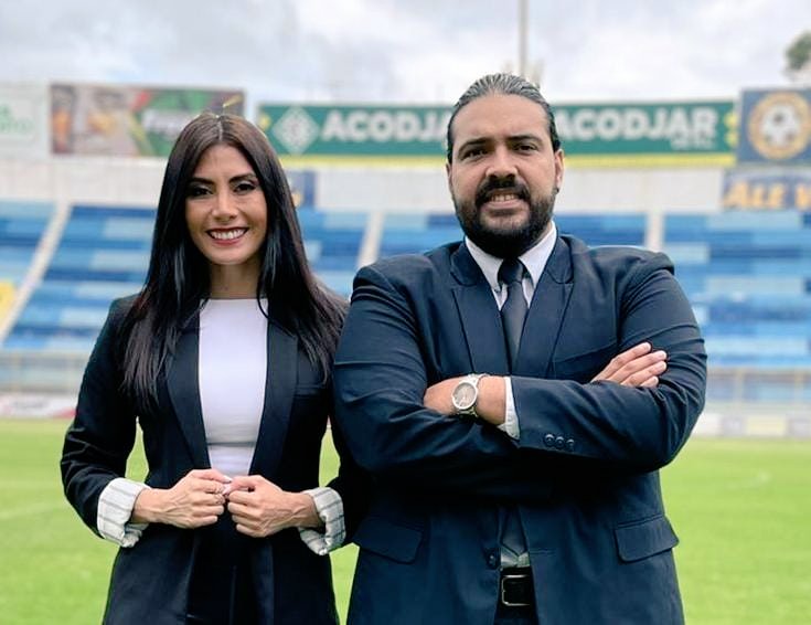 🚨🚨🚨
#HoyGananTodos

¡Junto a <a href="/lacarolinaruiz1/">Carolina Ruiz</a> regalaremos un balón BLANCO 🐘 y un NARANJA 🦅!

¿Qué deben hacer?
1. Da RT con comentario a este tweet.
2. Da tu marcador
3. Completa la frase 
"YO VEO LA FINAL X <a href="/TigoSports_SV/">Tigo Sports</a> PORQUE ______".

#FinalLMFxTS 
#CántelaConmigo